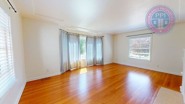 Building Photo - North Portland Living at Its Best | 2 Bed, 1 Bath!