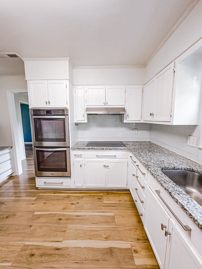 Building Photo - Lovely Home! Lots Of Space!