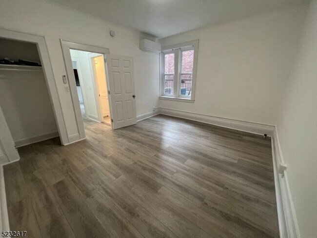 Building Photo - 412-416 Bloomfield Avenue Unit 22