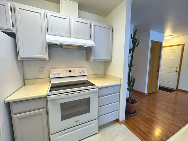 Building Photo - South Anchorage Home with Fenced in Yard & In Unit Laundry