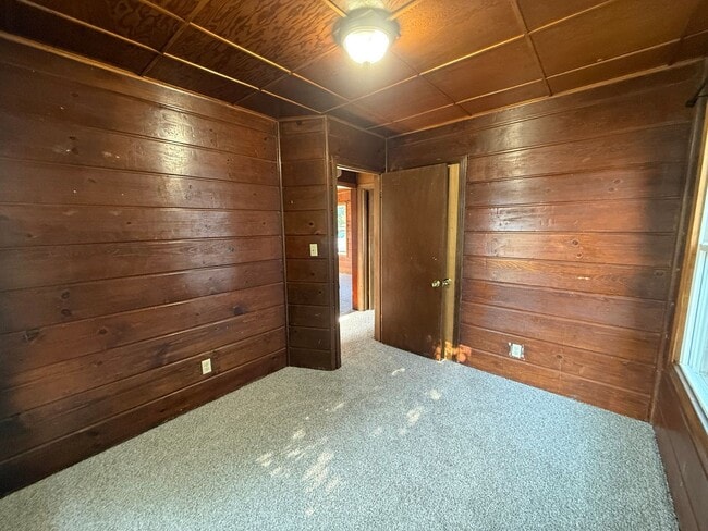 Building Photo - Two Bedroom, One Bathroom Home! Located Cl...