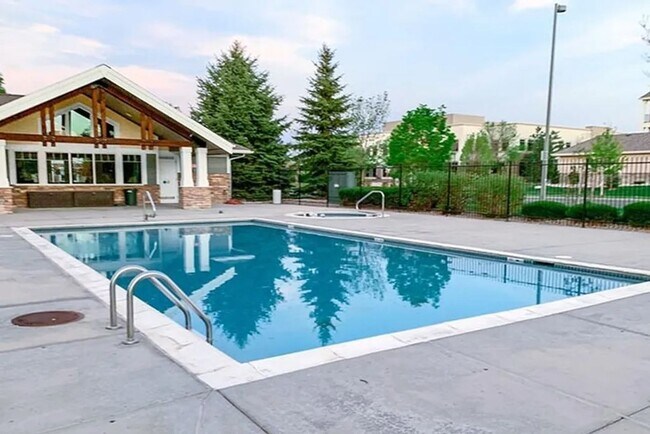 Building Photo - Students Welcome! Bright and Spacious 2-Bedroom, 2-Bath Condo in South Loveland