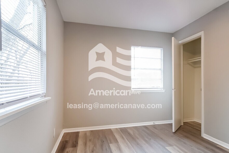 Building Photo - 5215 N Johnstown Ave