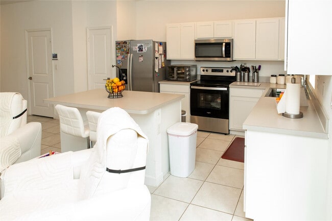 Building Photo - 1147 SW 7th Ave