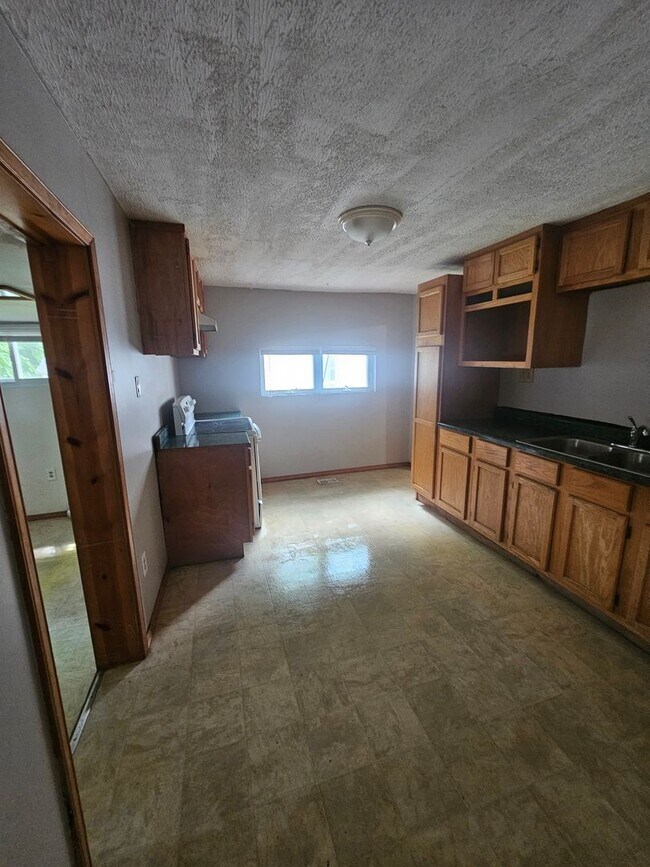 Building Photo - 3 bedroom | 1 Bathroom Home | Pets Welcome!