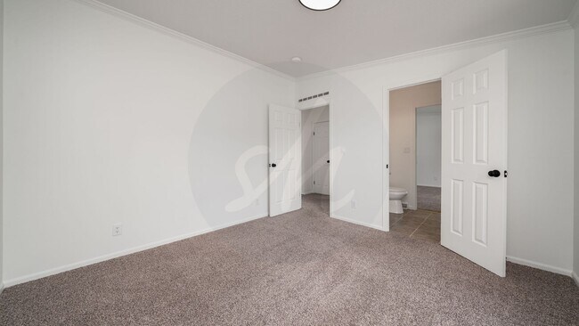 Building Photo - Spacious 4 Bedroom Near Woodman & Black Fo...