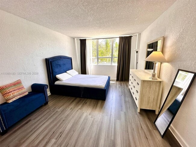 Building Photo - 1500 Bay Rd