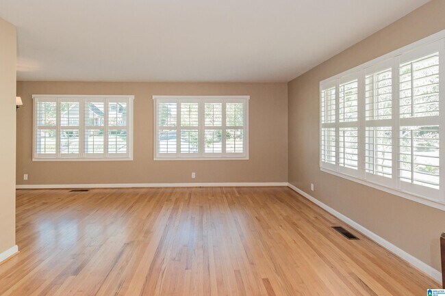 Building Photo - 615 Broadway St