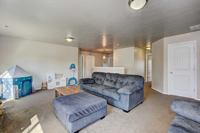 Building Photo - Beautiful 6 bed 2.5 bath home located in t...