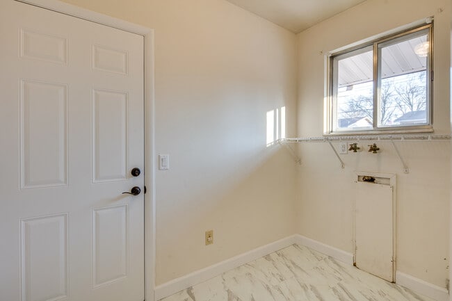Building Photo - 2830 Flintwood Dr