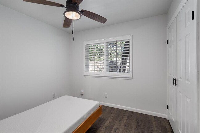 Building Photo - 1800 Romford Dr