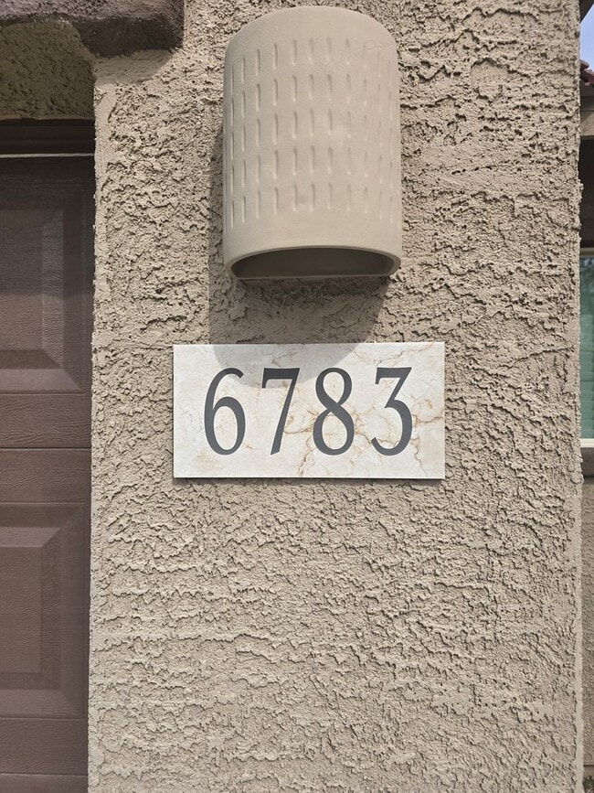 Building Photo - Like-New Home in Southeast Tucson’s Most Desirable Neighborhood!