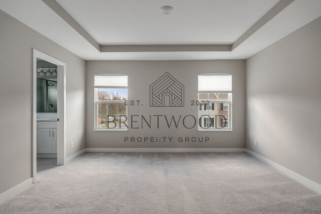 Building Photo - Move-In Ready Modern Townhome in Sought-Af...