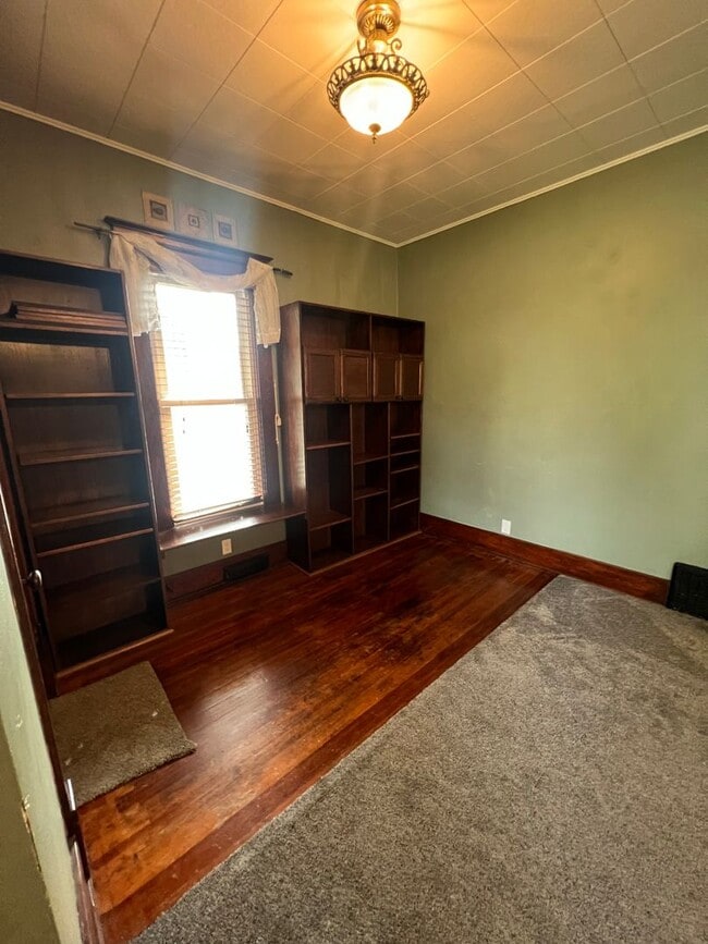 Building Photo - Spacious 4 Bedroom, 2 Bathroom Home