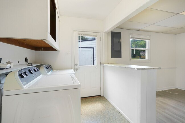 Building Photo - A 4 BEDROOM 2.5 BATH DREAM COME TRUE IN POINTER RIDGE AT COLLINGTON!