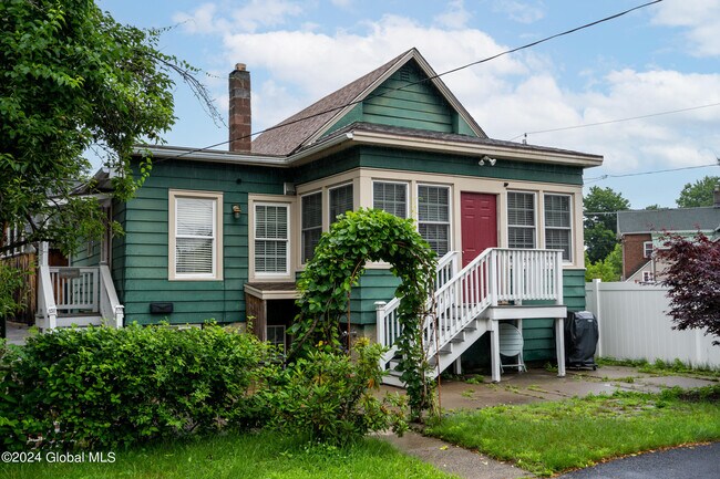 Primary Photo - 67 Ballston Ave