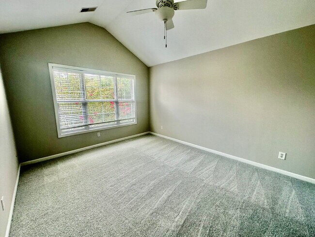 Building Photo - Spacious Townhome with a Private Courtyard in Westbury Park!