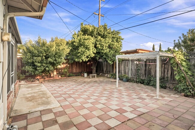 Building Photo - 4448 Irvington Ave