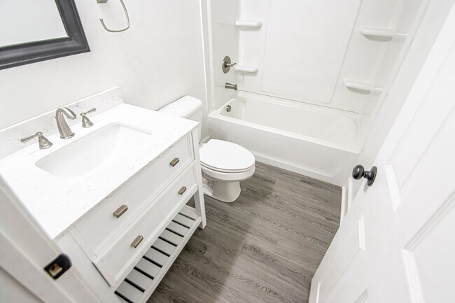 Building Photo - 306 S Schiller St