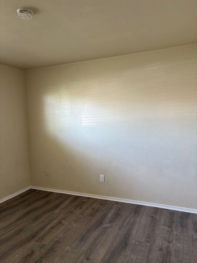 Building Photo - Single story, 3 bed 1.5 bath home.