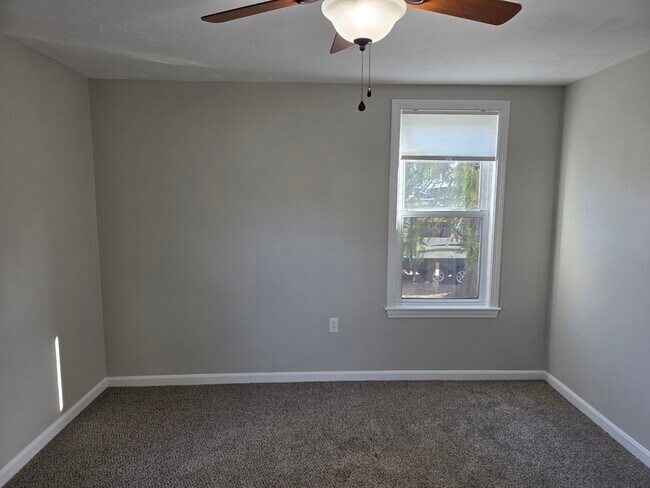 Building Photo - 284 School St