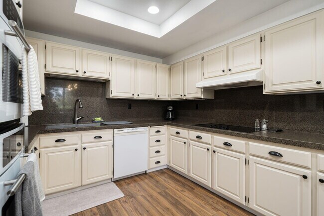 Building Photo - 910 Island Dr