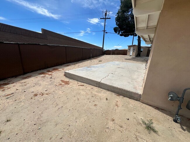 Building Photo - 411