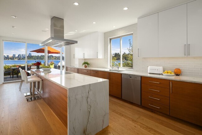 Building Photo - 3Bd/3.5Ba Mercer Island House