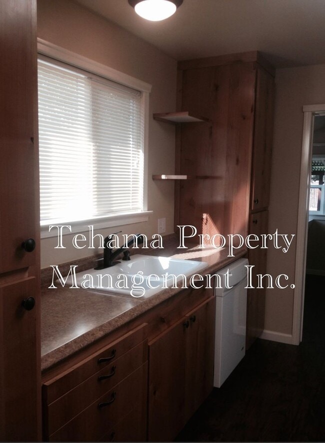 Building Photo - Welcome to this fabulous 3-bedroom, 2-bath home located in the downtown Red Bluff