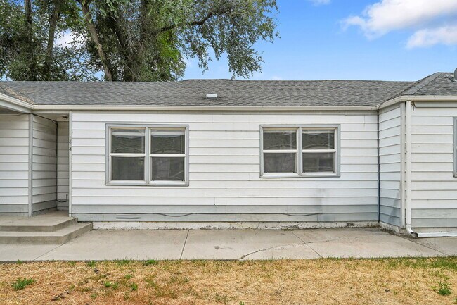 Building Photo - $1,150 - 2 Bed, 1 Bath Updated Unit in She...