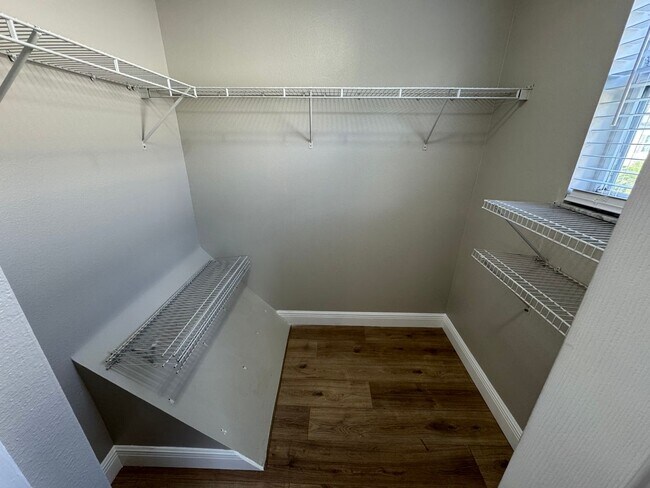 Building Photo - Fully Renovated Townhome | Modern Quartz K...