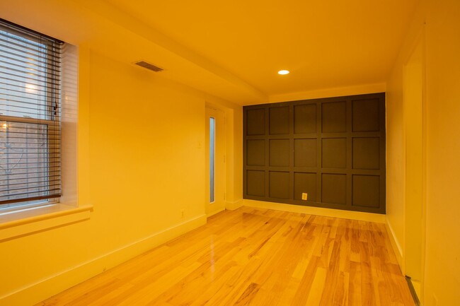 Building Photo - Lovely 2 BR/1.5 BA Apartment in Downtown!