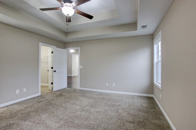 Building Photo - Fresh and Clean 3 bed 2 bath.  Sweet layout!