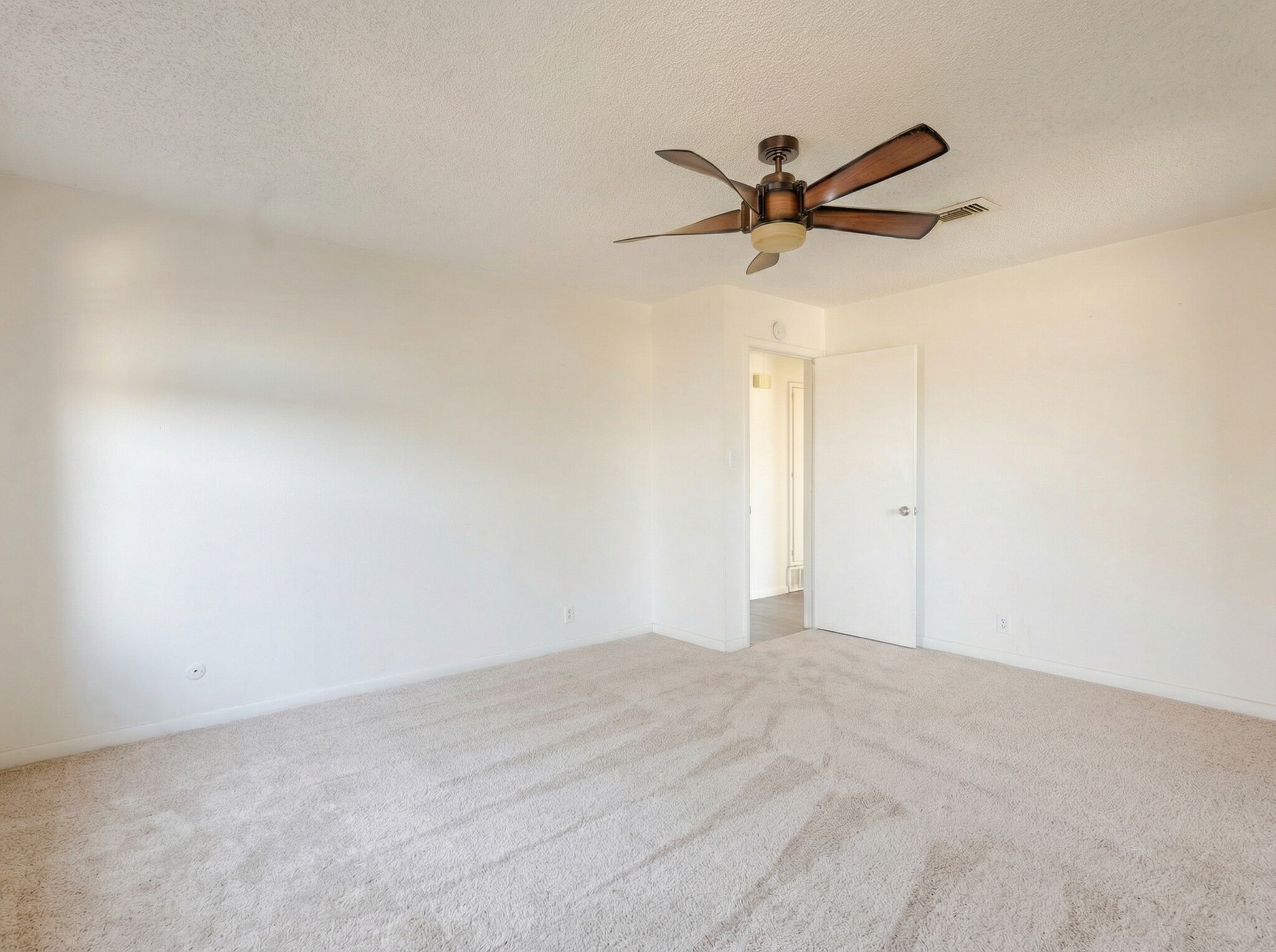 Building Photo - 504 Hilltop Dr