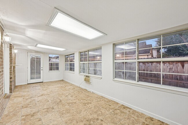 Building Photo - 15114 Magnoliabough Pl