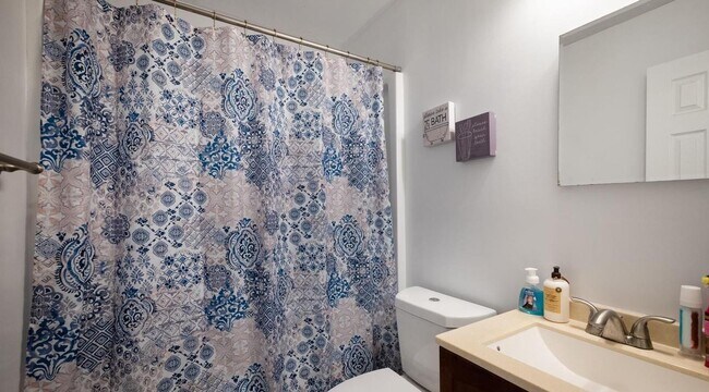 Building Photo - Exceptionally maintained townhouse in Fred...