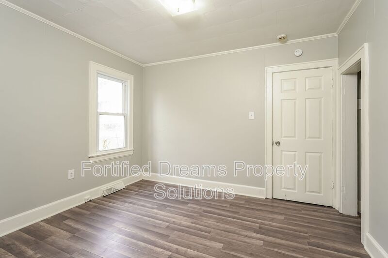 Building Photo - 2010 Temple St