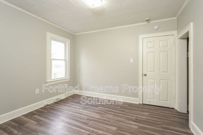 Building Photo - 2010 Temple St