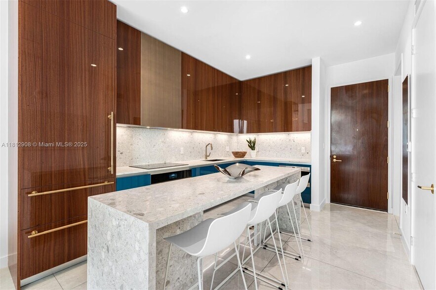 Building Photo - 2655 S Bayshore Dr