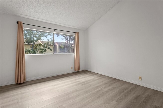 Building Photo - Spacious Tri-Level Townhome with Private G...