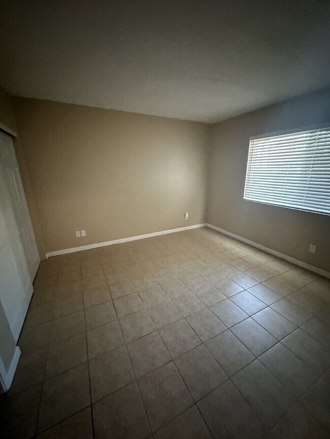 Building Photo - Townhome in non-age restricted area of Green Valley