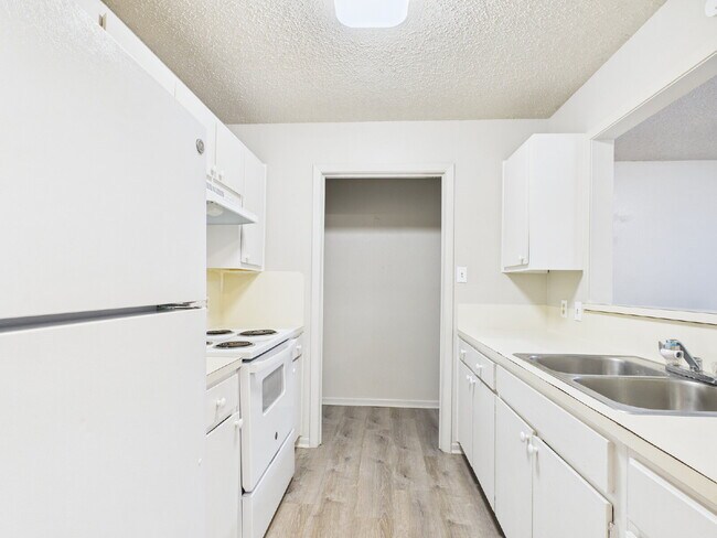 Building Photo - Upstairs 2/1 Unit Now Available