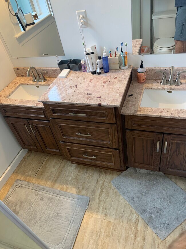 Building Photo - 409 E Cherry St