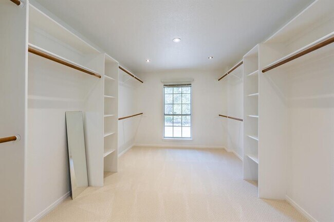 Building Photo - 7724 Yaupon Dr