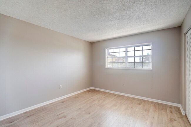 Building Photo - 410 Wilma Cir