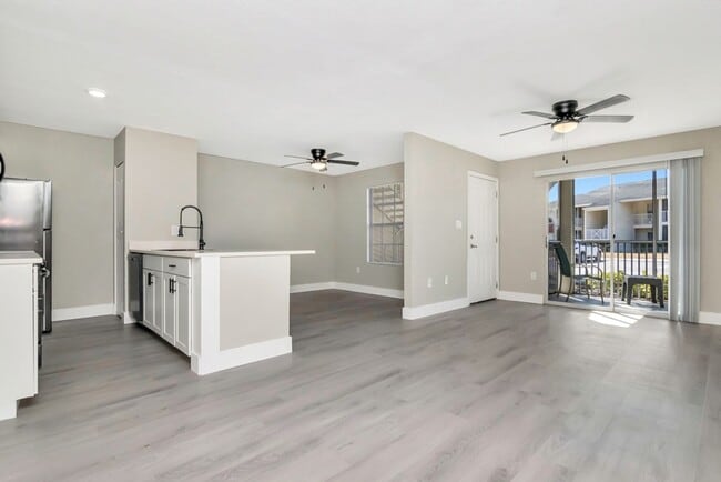 Building Photo - Ground Floor 1/1 with Den Newly Renovated