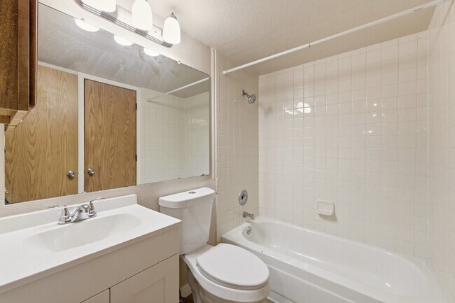 Building Photo - Spacious 1-Bedroom Condo in Aurora with Community Amenities