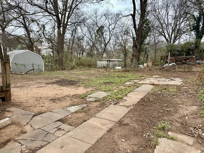 Building Photo - 3 Bedroom and 2 Bathroom Home in Shawnee