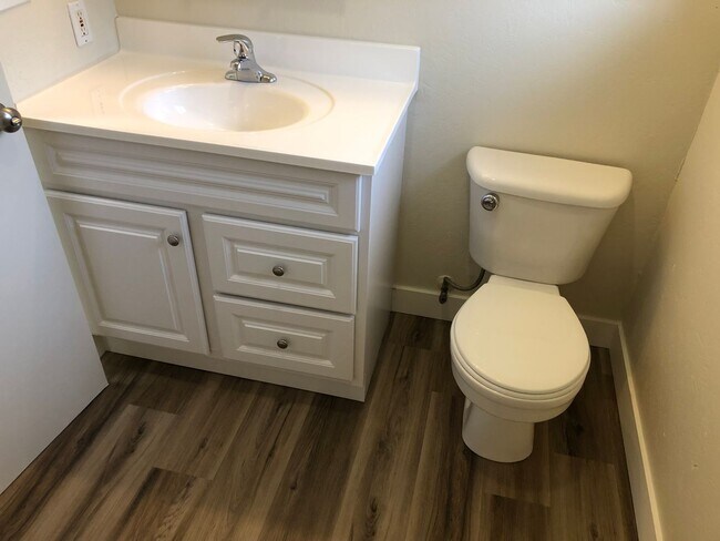 Building Photo - Updated 2 bedroom, 2 bathroom duplex in Sp...