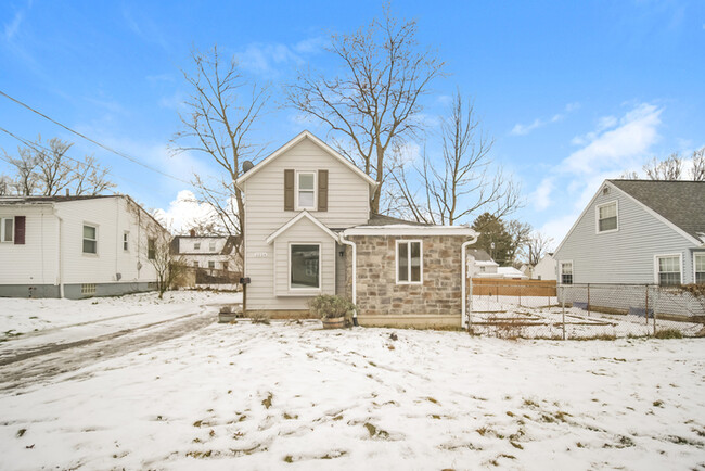 Building Photo - Charming 2-Bedroom